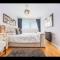 Stunning Spacious City Apartment with free parking