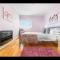 Stunning Spacious City Apartment with free parking