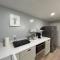 Comfy Lower Lvl Apt with Jetted Tub Near Uptown and UNC