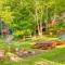 Hendersonville Creekside Cabin Near DuPont Forest