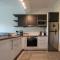 The Acropolis Hideaway 2-BDR APT next to Metro - Atene