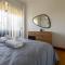 The Acropolis Hideaway 2-BDR APT next to Metro - Atene