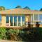 Waterfront Lakeside Cottage Primbee