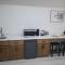 1 Bedroom suite close to Bert Ogden arena - إدنبرة