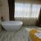 Venus Pyramids Inn - Top Roof Access W Free Break Fast - 开罗