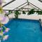 Mini Love Island style guest house with a hot private swimming pool and heated dining pod, secretly located in the busy suburbs of Nottingham - Nottingham