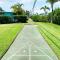2 Bed Cottage with Pool, Close to Beach! BBQ Grills & Patio