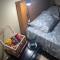 1 quarto 1 cama queen size banheiro privativo- ap compartilhado - ألفيناس
