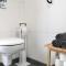 1 Bedroom Stunning Home In Heinkenszand