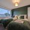 Oakwood Suite - Sleeps 5 - Contractors - Smart TVs in all rooms - Чесхант