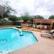 Newly remodeled 5BR 3BA w/pool 16 ppl - Allen