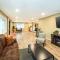 Econo Lodge Inn & Suites