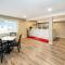 Econo Lodge Inn & Suites