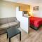 Econo Lodge Inn & Suites