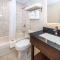 Econo Lodge Inn & Suites