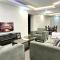 Midtown Executive Suites With Balcony, King Bed, GYM and Pool