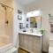 Chic and Modern Snohomish Hideaway on a Working Farm - سنوهوميش