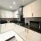 Luxury 4 Bedroom Holiday Home - Baguley