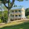 SeaSide Lake-Front Cottage - Madison