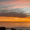 Lovely Beach Front Apartment with Sunset Views at Ocean View B1001, Blouberg