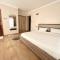 Midtown Executive Suites With Balcony, King Bed, GYM and Pool