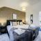 3 BedRoom house, Sleeps 6 with Full kitchen, garden and free parking - FREE Wi-Fi near Milton Keynes Bowl