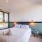 SPRING KEYWEEK - Contemporary villa with pool in the hea