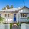 Johnnos Cottage - Prime Location - Sleeps 4