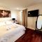 Modern Cozy Unit Near Genos & Pats