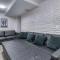 Gorgeous Duplex with parking by JSQ - Джерси-Сити