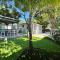 Stylish 2/1 centrally located!