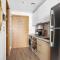Upmarket Apartment with a Pool, Gym & Private Balcony - Dubaj