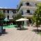 Des Roses Hotel