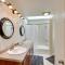 Crescent City Home with Hot Tub Half-Block to Beach - كريسنت سيتي