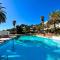 Las Palomas apartment club