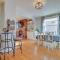 Charming Getaway, Walk to Windsor Lake and Downtown!