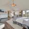 Charming Getaway, Walk to Windsor Lake and Downtown!