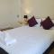 Comfy 2 bedroom Apt in central location, Newly Refurbished