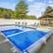 Cedarbrook Deluxe Two Bedroom Suite with outdoor heated pool 20304