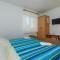 Apartments with parking space Omis - 2745