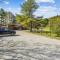 Cedarbrook Deluxe Two Bedroom Suite with outdoor heated pool 20708