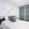 Home2Book Fantastic 160m2 Terrace Flat & BBQ