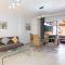 Home2Book Fantastic 160m2 Terrace Flat & BBQ