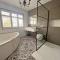 Four Bedroom Family Abode with Hot Tub, Garden and BBQ