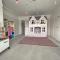 Four Bedroom Family Abode with Hot Tub, Garden and BBQ