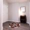 Texas Roots: King Beds and Modern Comfort - ماككيني