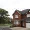Spacious home with office and double driveway & FREE Wifi By ULTIMATE HOMES AWAY - Winnersh