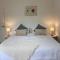 Stunning beachside 2 bedroom by EdgeTrip