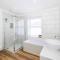 Modernised townhouse centrally located incl parking