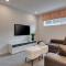Spacious Modern Home With King Bed & Office